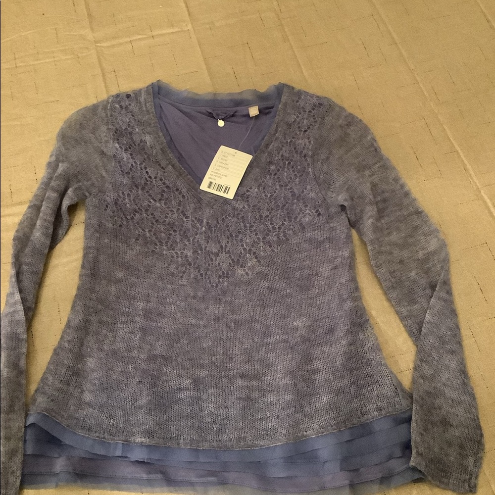 Purple lined 3-tier hem v-neck